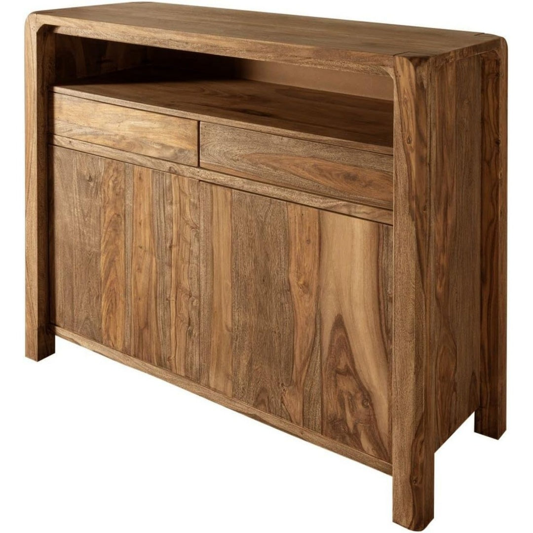 Offene Ablagen treffen auf grifflose Fronten an dem Sideboard