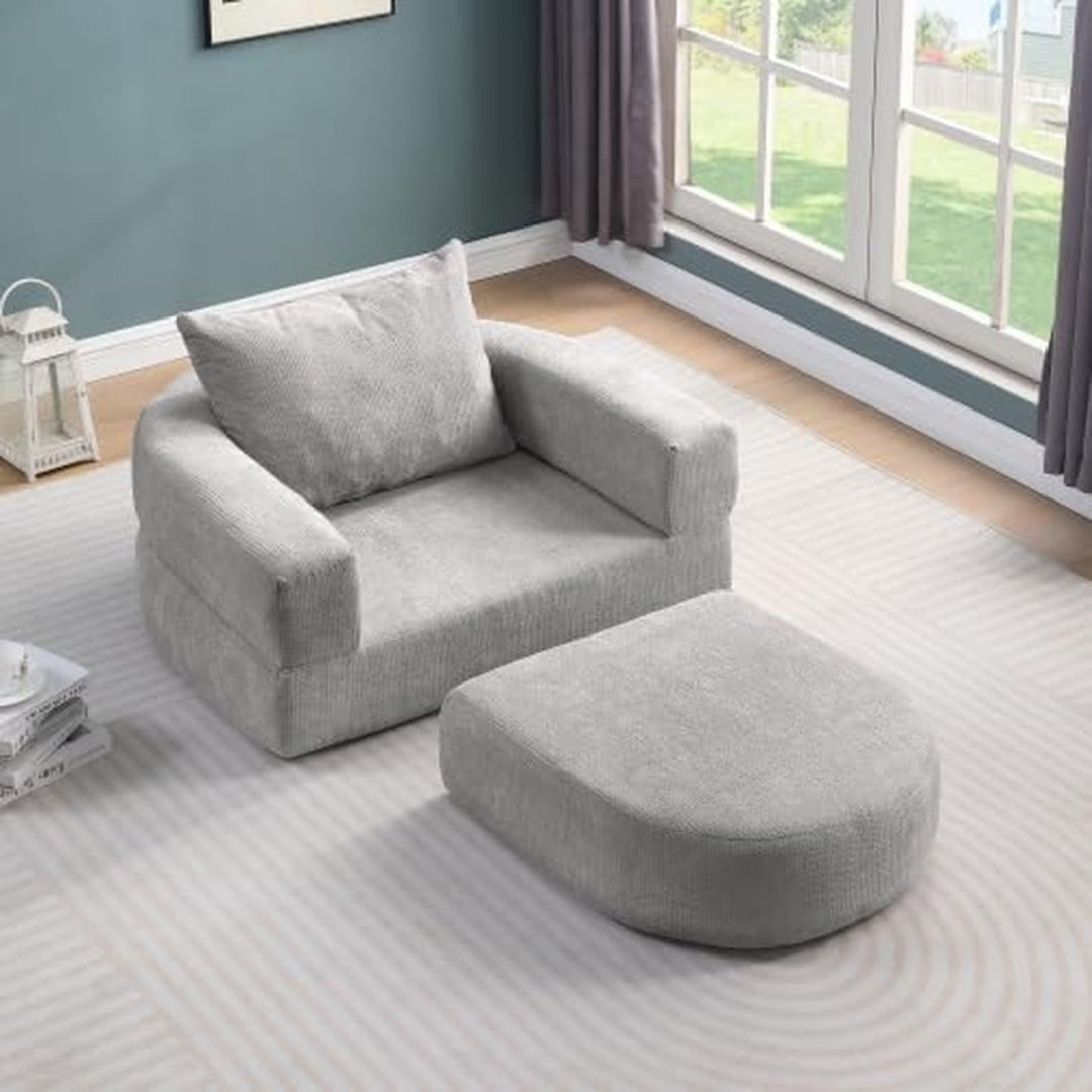Geschlossener Stauraum praegt das Sofa