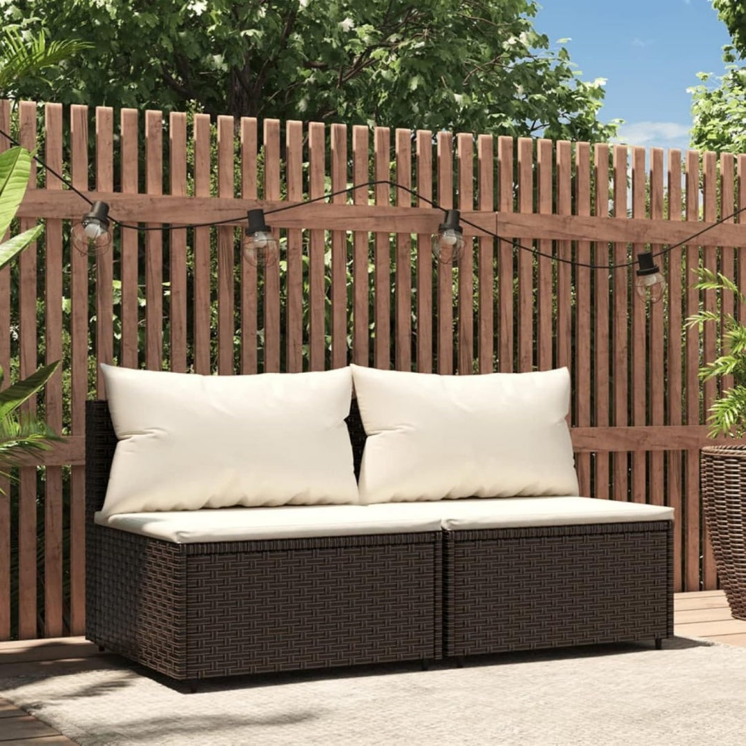 Sofa verbindet ein Metallgestell und Flechtoptik