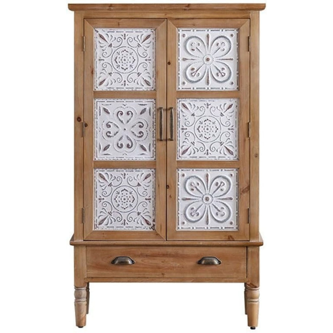 Naturbraun und Weiss bestimmt die Farbgebung von dem Sideboard