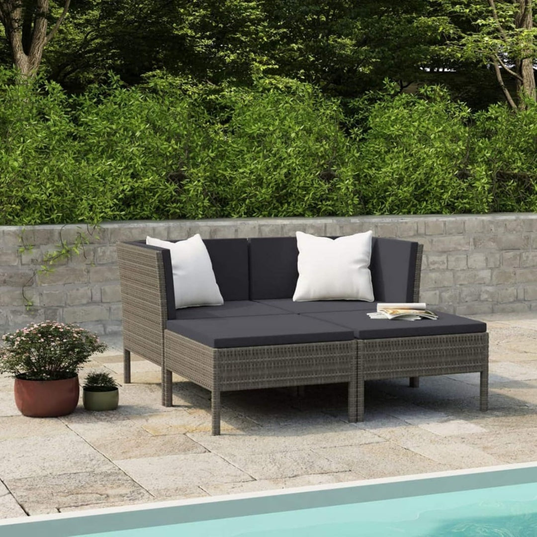 Ein Metallgestell und Flechtoptik an dem Sofa