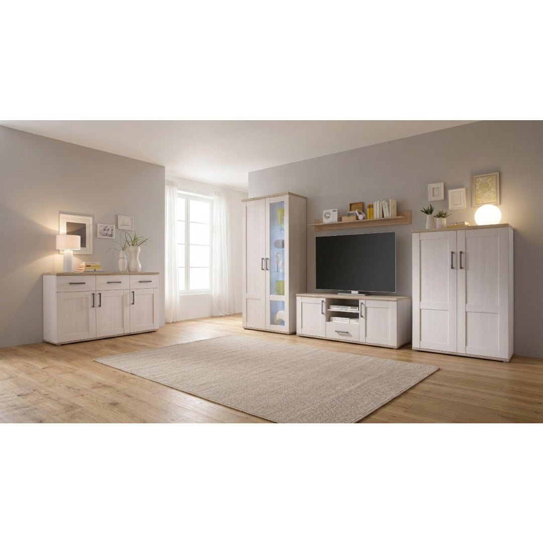 Landhausmoebel mit heller Vitrine und zusaetzlicher Anrichte